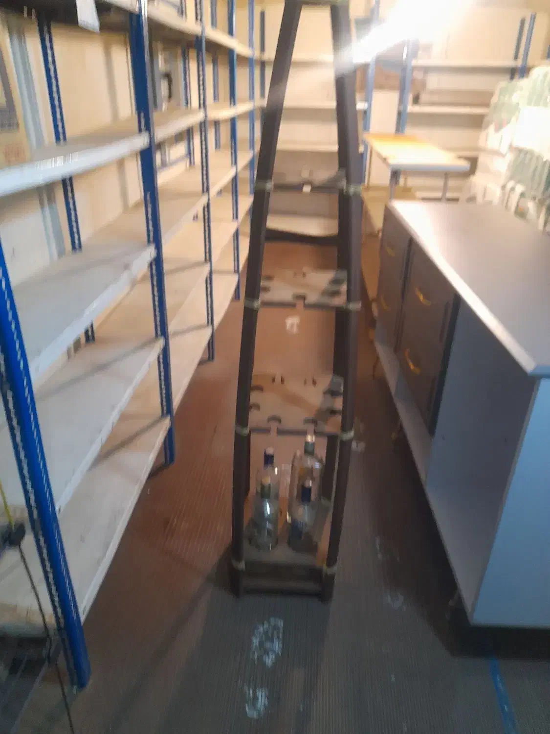 بار چوبی ایستاده جنس خوب و محکم|بوفه، ویترین، کنسول|تهران, شهرک غزالی|دیوار