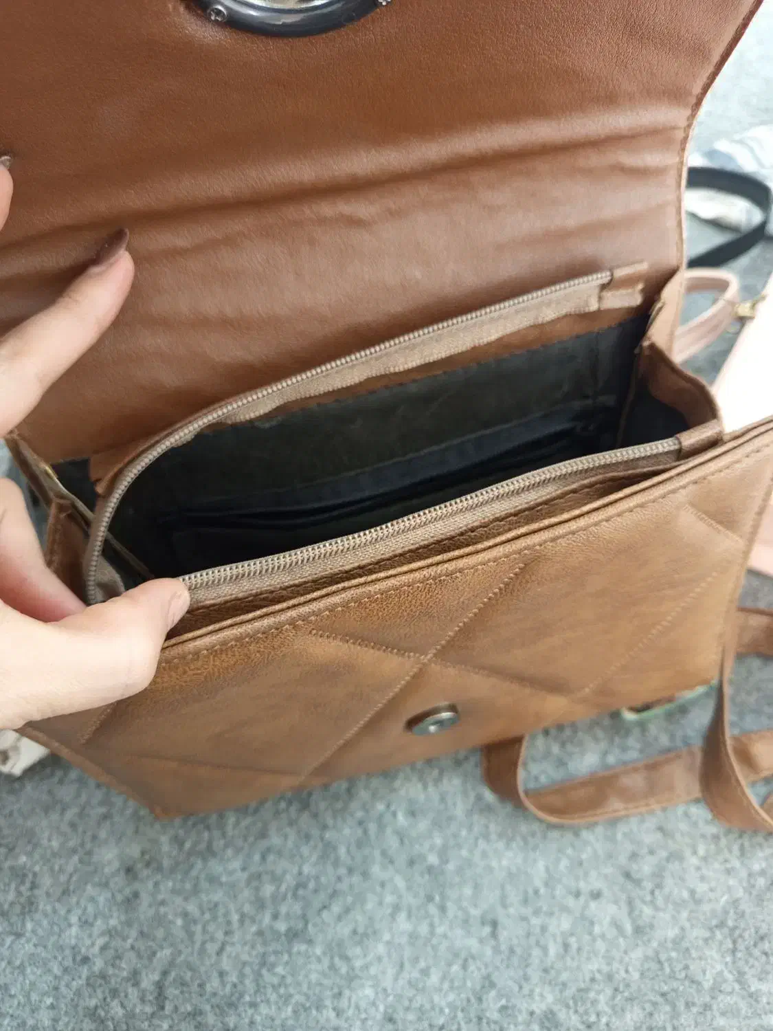 کیف|کیف، کفش، کمربند|قم, باغ کرباسی|دیوار