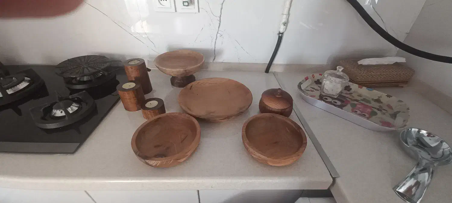 تعدای ظرف چوبی و جاشمعی|ظروف سرو و پذیرایی|شاهین‌شهر, عطار|دیوار