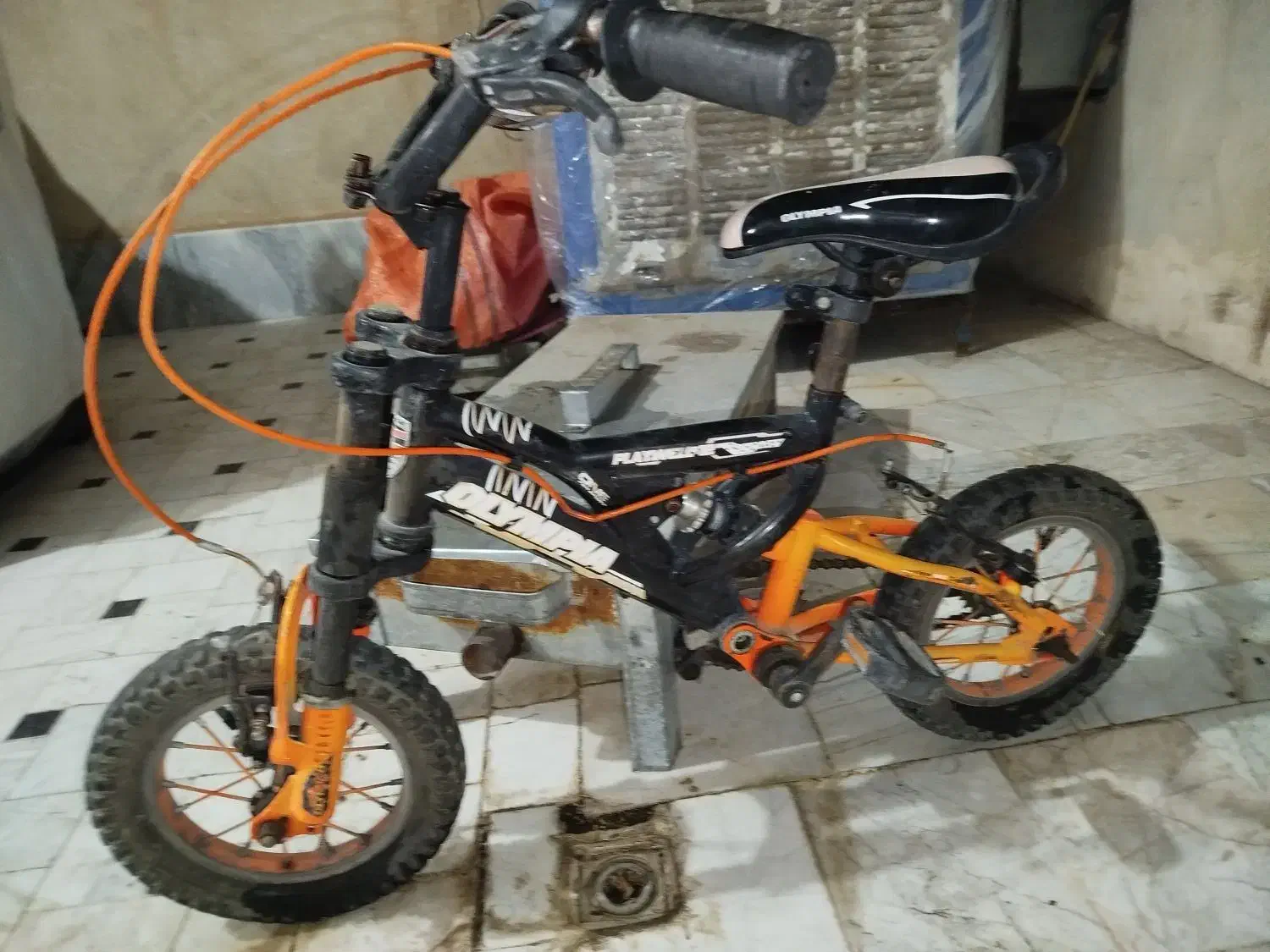 دوچرخه|دوچرخه، اسکیت، اسکوتر|قم, قلعه یزدیها|دیوار