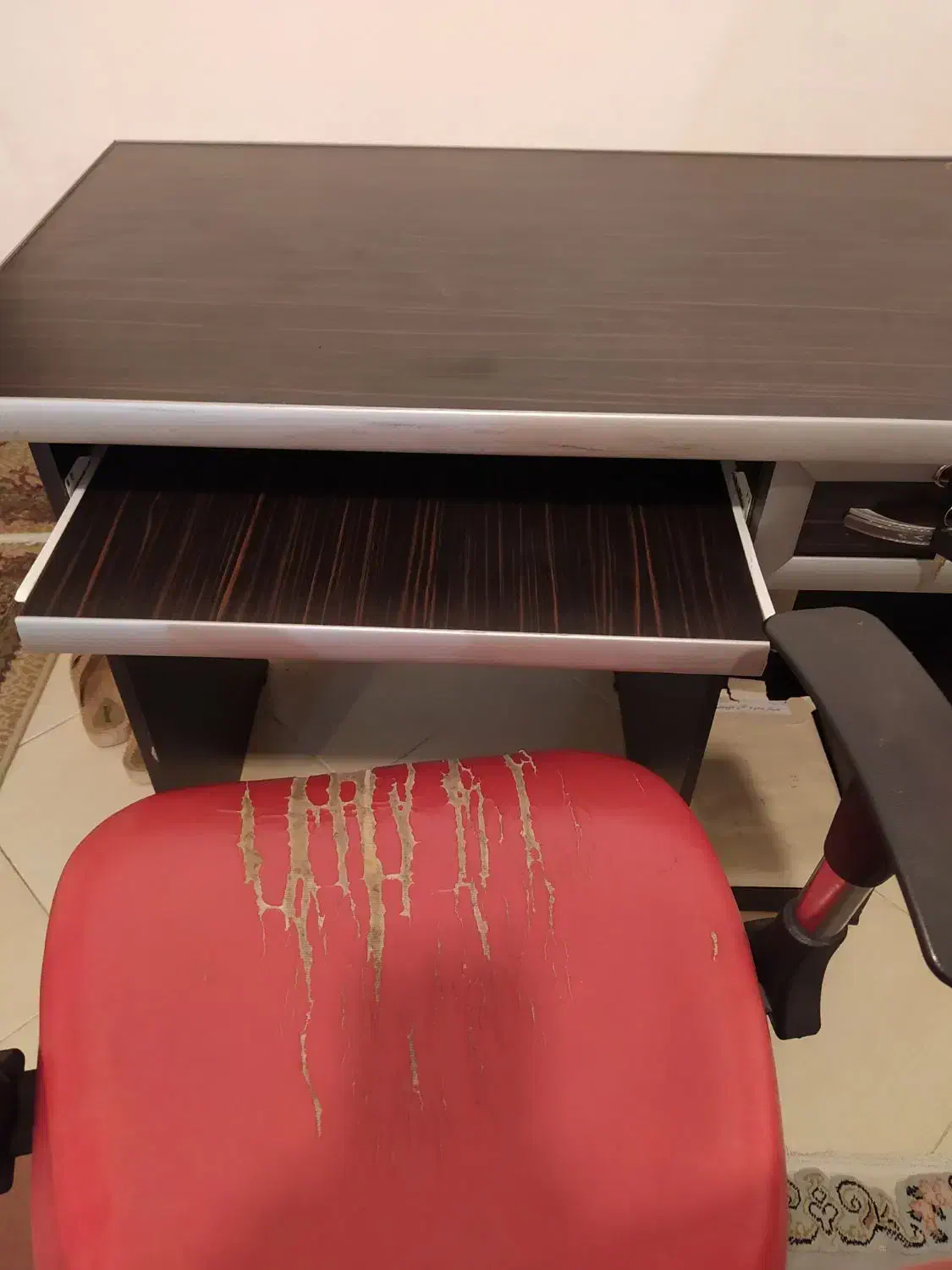 میز التحریر اداری قهوه‌ای تیره|مبلمان اداری|کرچمبو, |دیوار