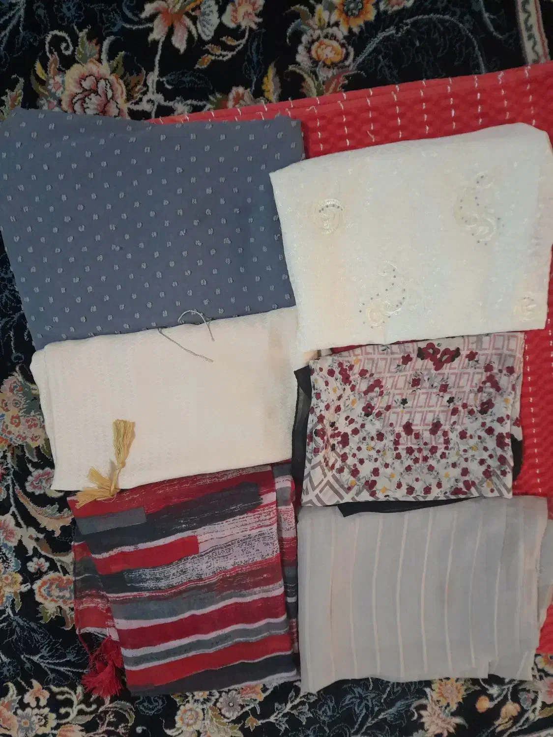 تعدادی شال|لباس|شهریار, شهریار|دیوار