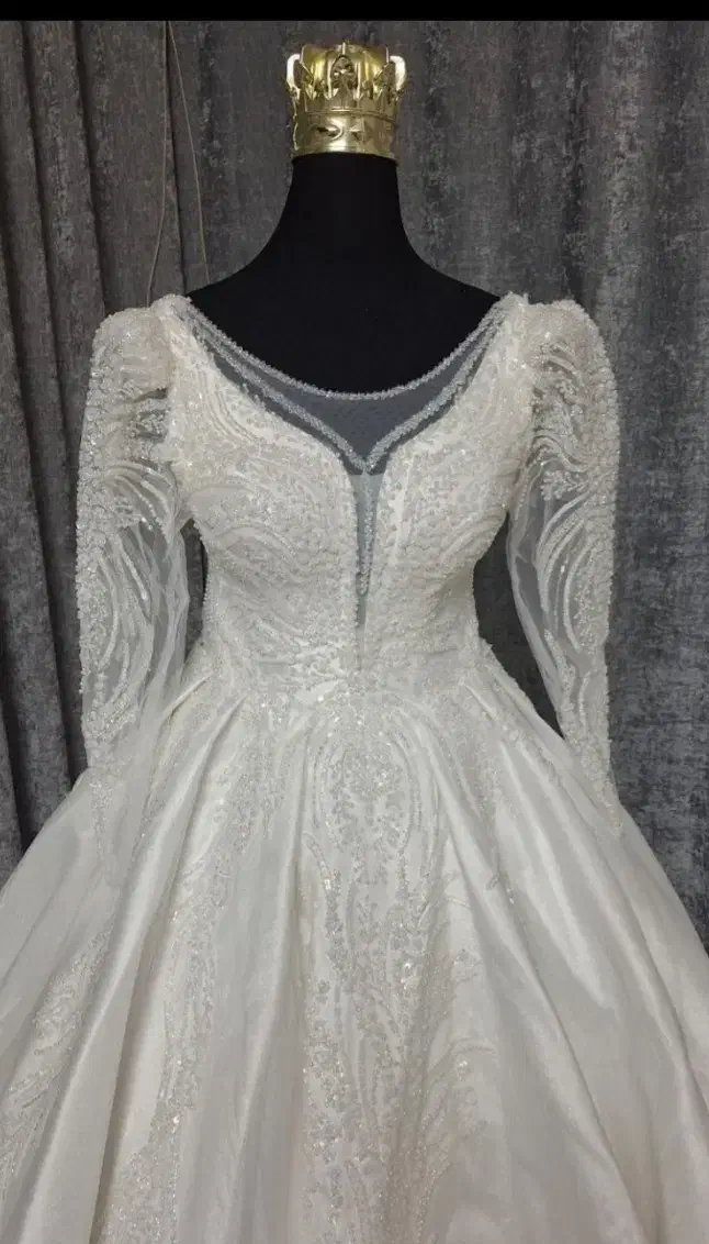 لباس عروس و تاج|لباس|شاهین‌شهر, فدک|دیوار