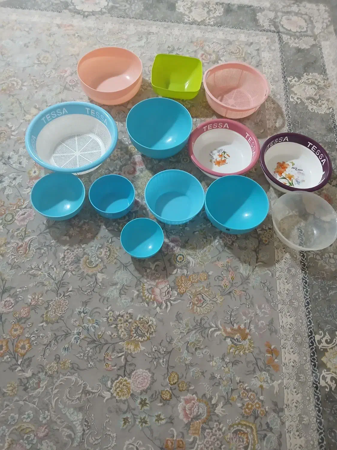 تعدادی لگن و آبکش|ظروف پختوپز|ایلام, |دیوار