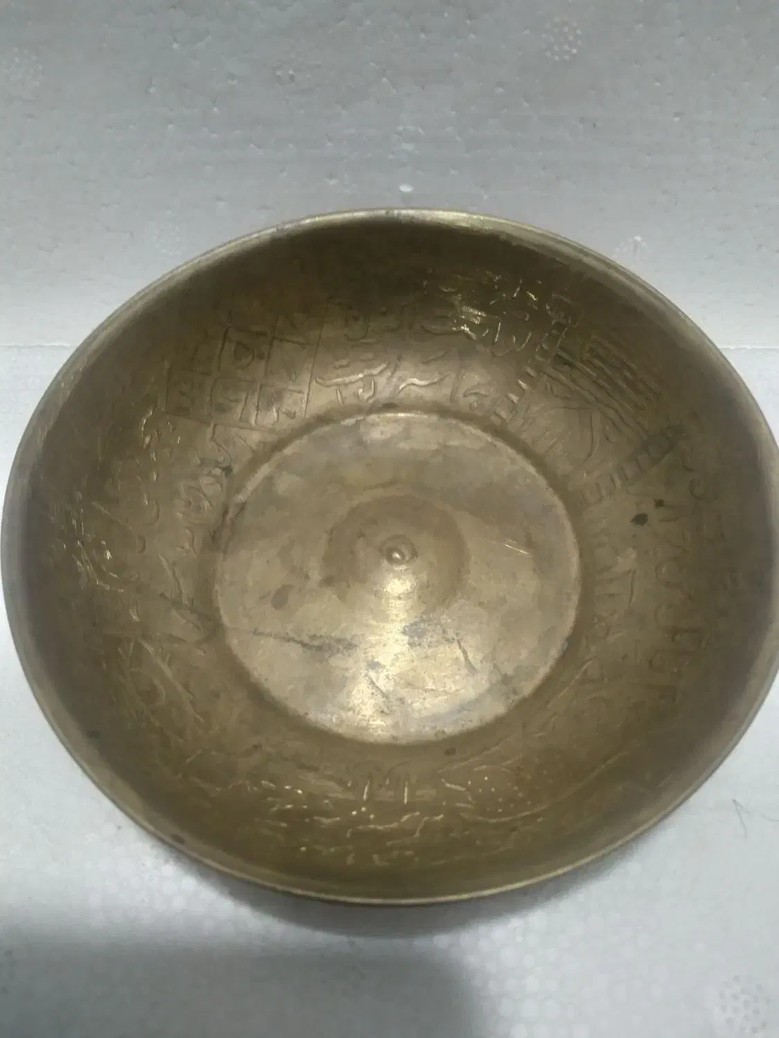 تاس قدیمی و تعدادی سنگ آسیاب اصل آزمایش شده|کلکسیون اشیاء عتیقه|رشت, دیلمان|دیوار