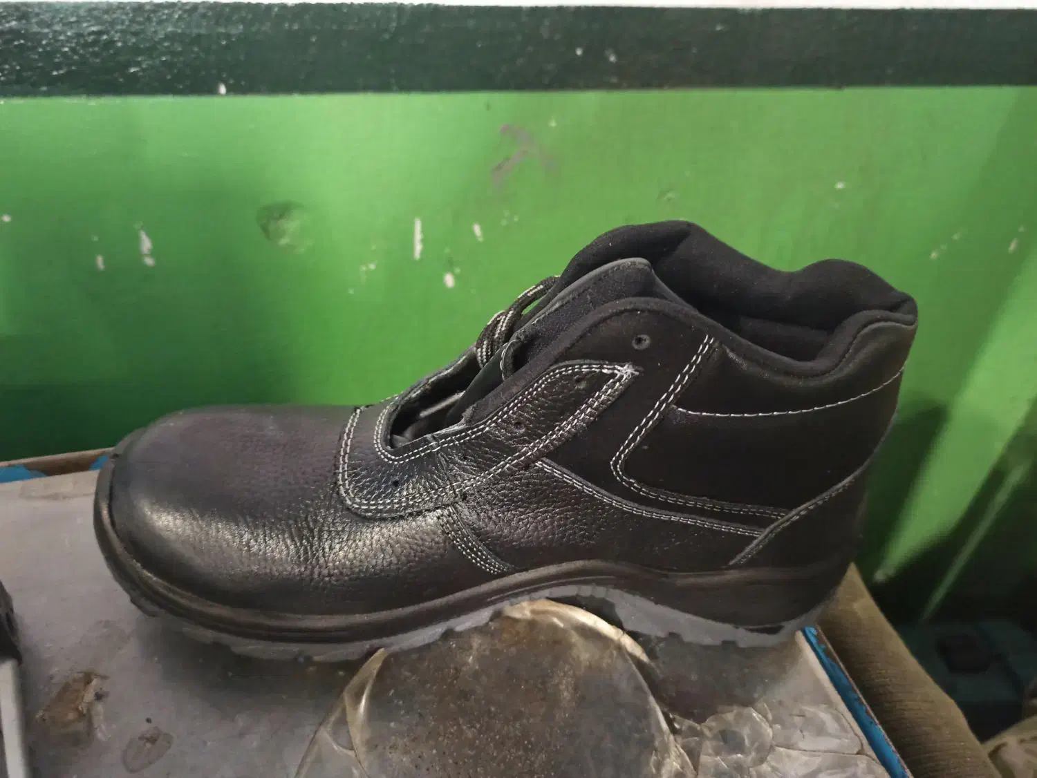 کفش ایمنی|کیف، کفش، کمربند|رشت, جهاد|دیوار