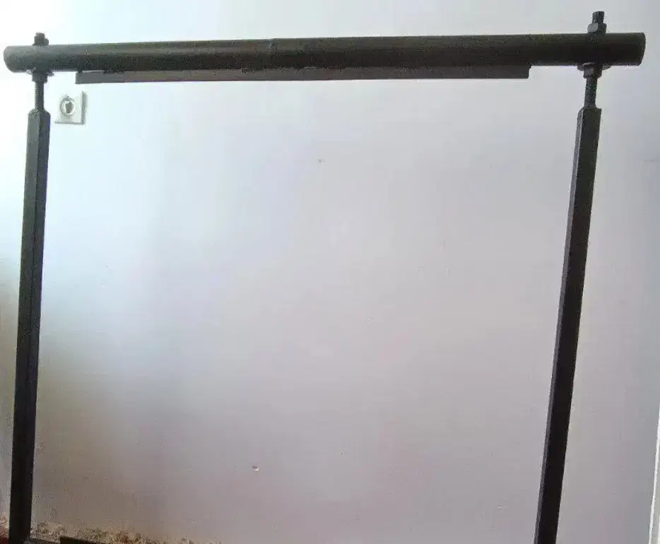 تعدادی دار قالی با ابزار|ابزارآلات|شیروان (خراسان), |دیوار