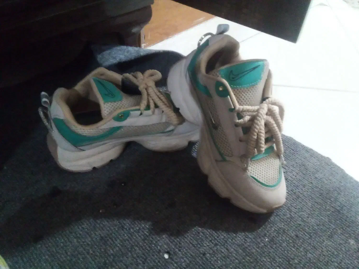 کتونی زنانه|کیف، کفش، کمربند|پیشوا, |دیوار