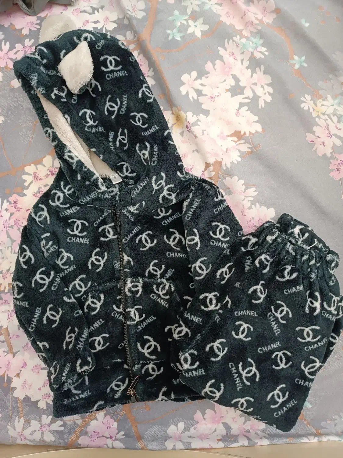 دو دست هودی و شلوار|کفش و لباس بچه|آستانه اشرفیه, |دیوار