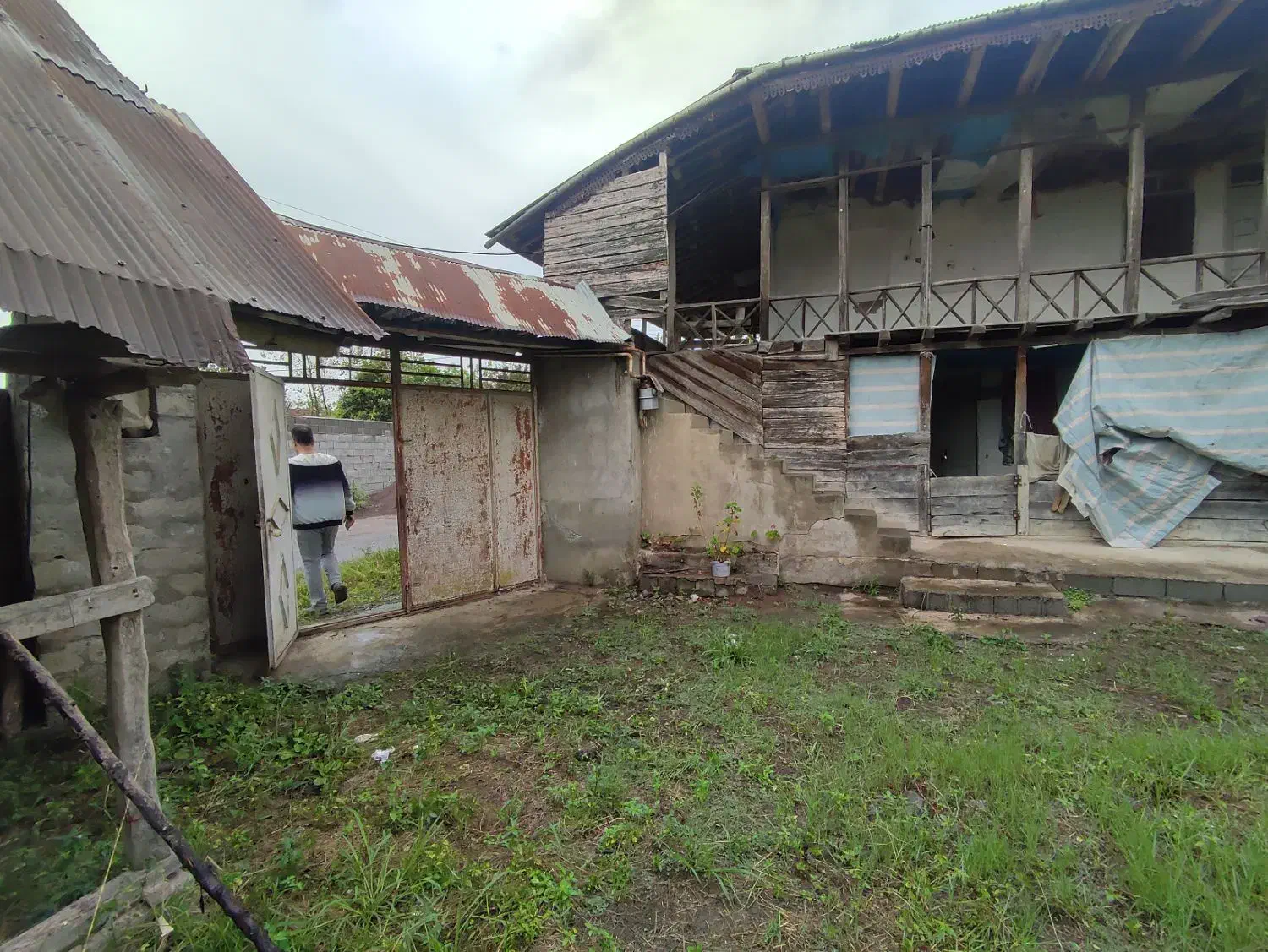 زمین با بناه قدیمی در صحنه سرا|فروش زمین و ملک کلنگی|رودسر, |دیوار