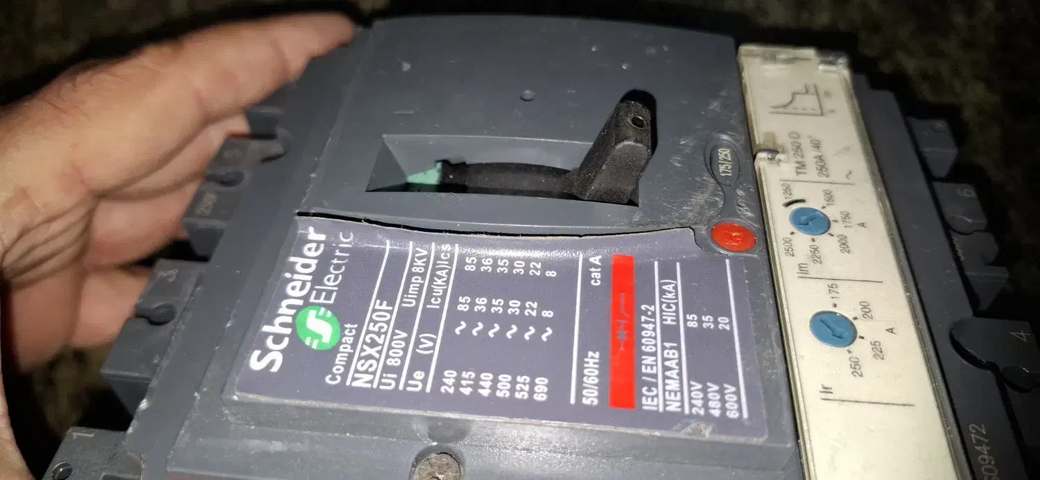 کلید اتوماتیک قابل تنظیم ۲۵۰ امپر|ماشین‌آلات صنعتی|خرمدره, |دیوار