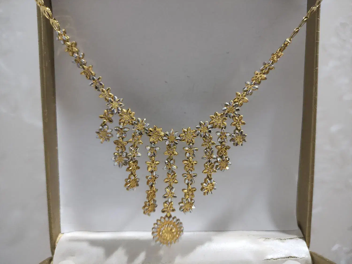 هدیه روز زن|بدلیجات|فولادشهر, B4|دیوار