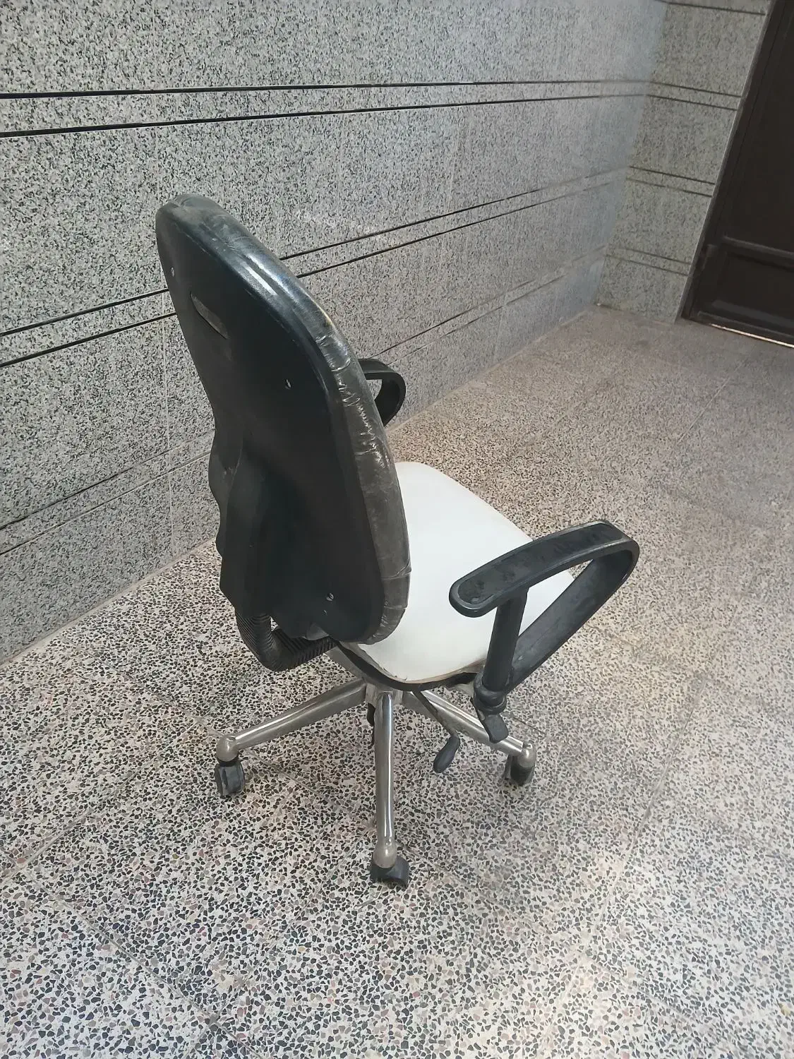 صندلی مدیریت|مبلمان اداری|اهواز, کوی طلاب|دیوار