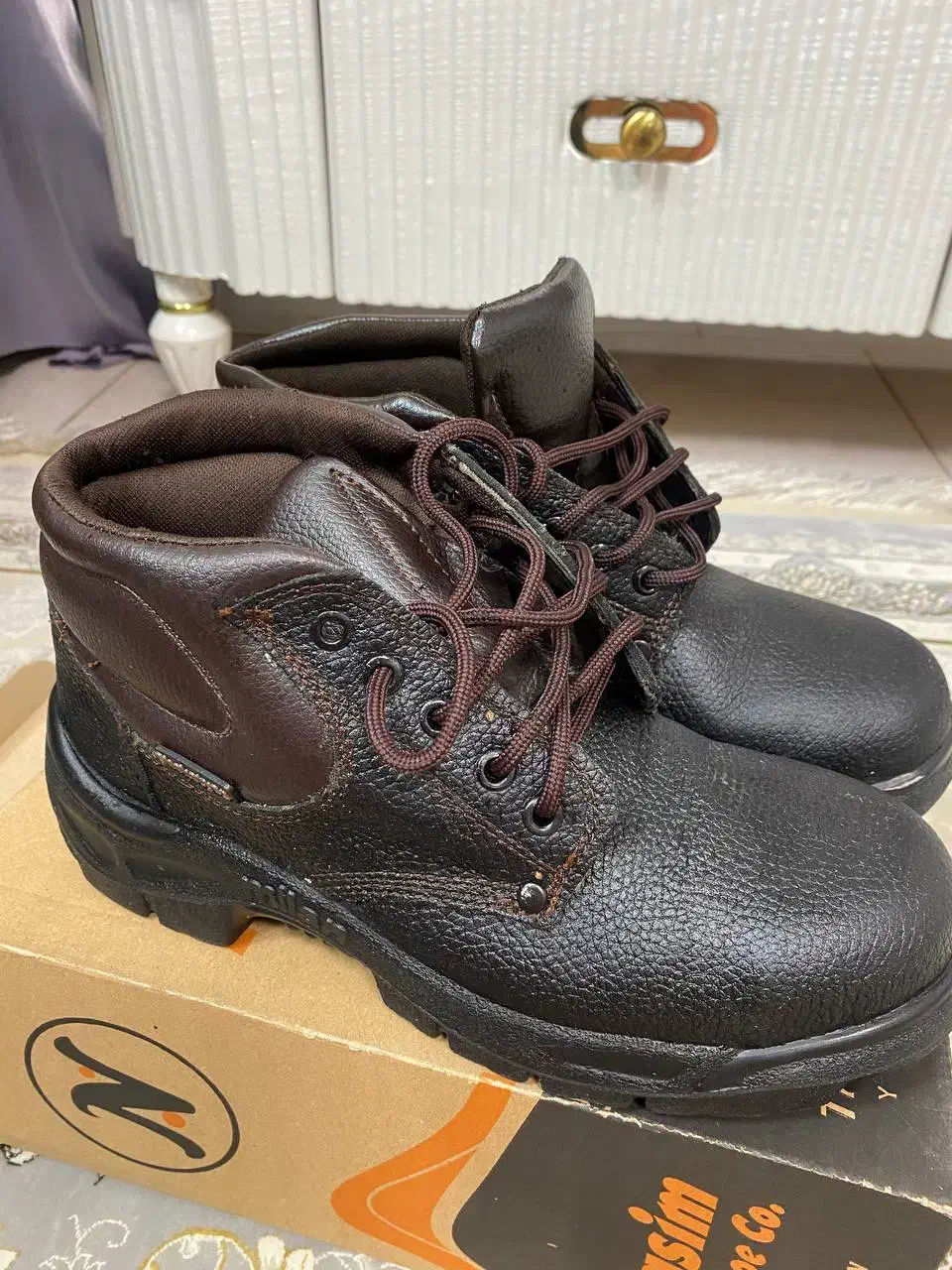 کفش کار جلو آهن|کیف، کفش، کمربند|لاهیجان, کوی خزر|دیوار