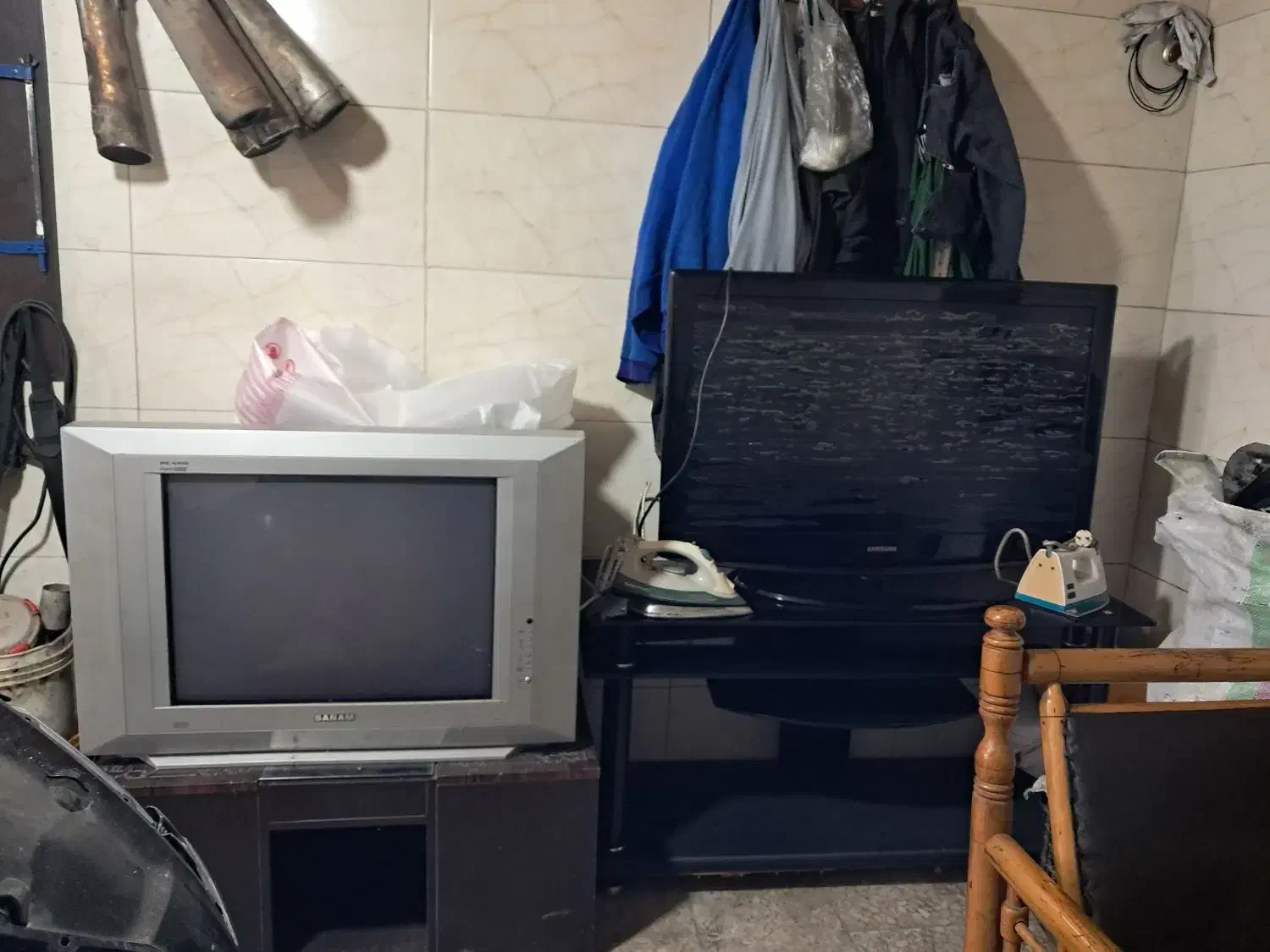 دوعدد تلوزیون همراه میز دوعدد اتو تکی هم به فروش م|تلویزیون و پروژکتور|رودبنه, |دیوار