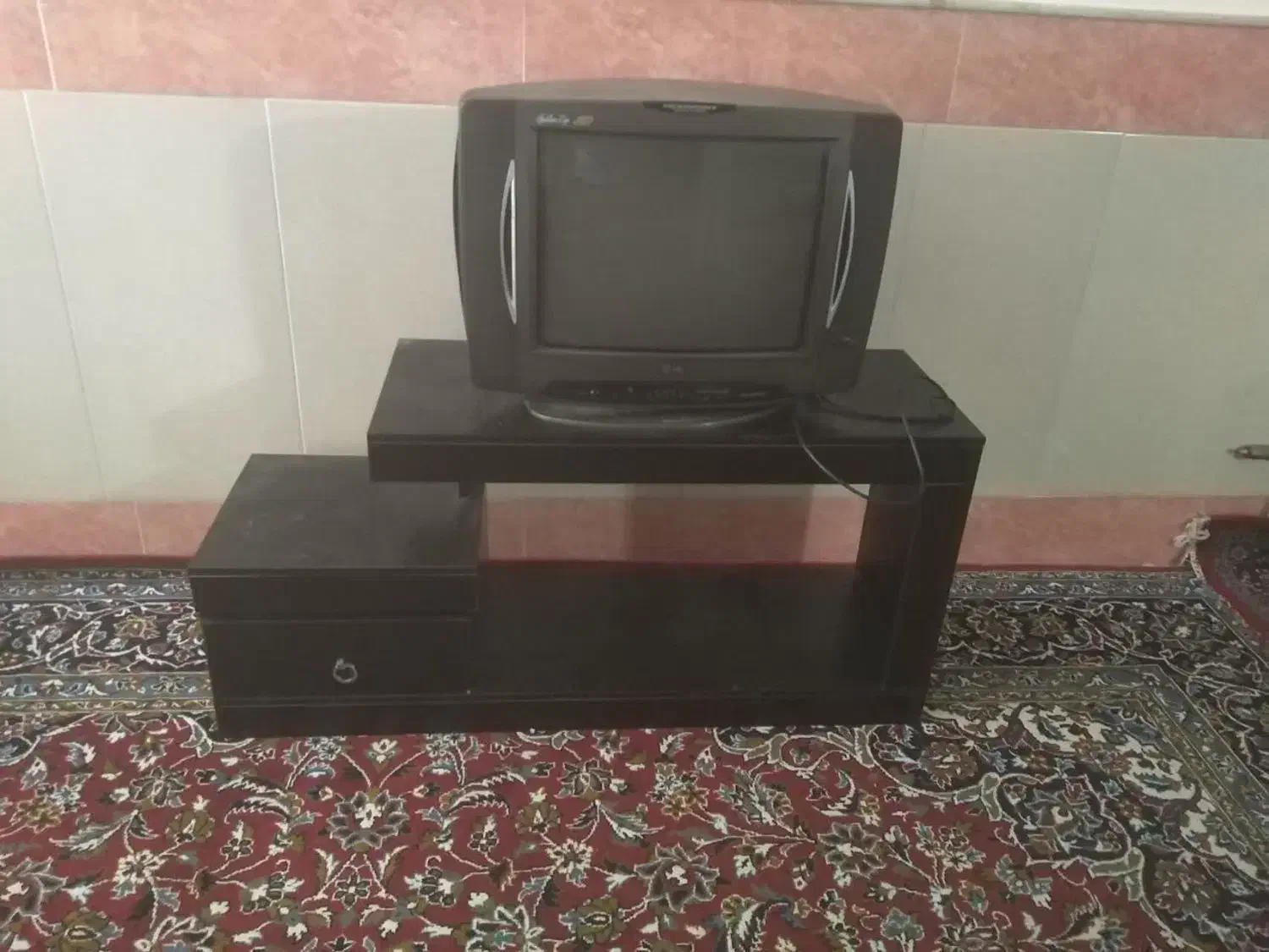 تلویزیون به همراه میز و دیجیتال|تلویزیون و پروژکتور|قم, یزدان‌شهر|دیوار