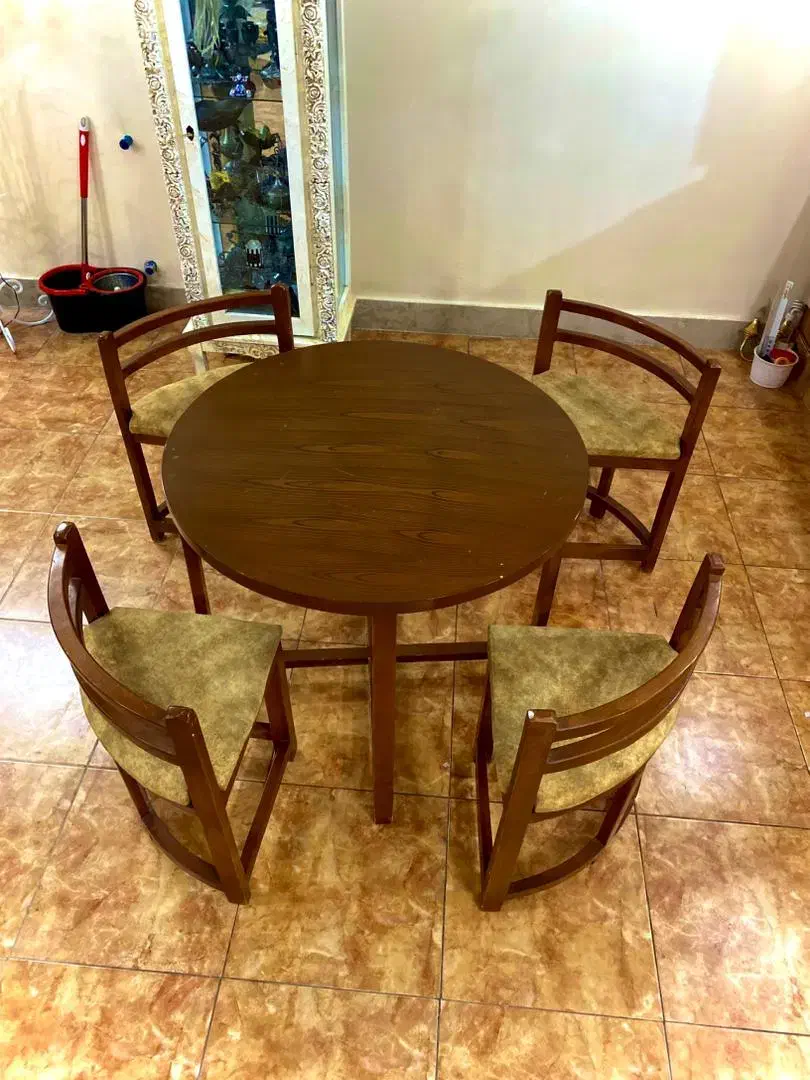 میز ناهار خوری ۴ نفره کم جا و جمع و جور|میز و صندلی غذاخوری|شاهین‌شهر, عطار|دیوار