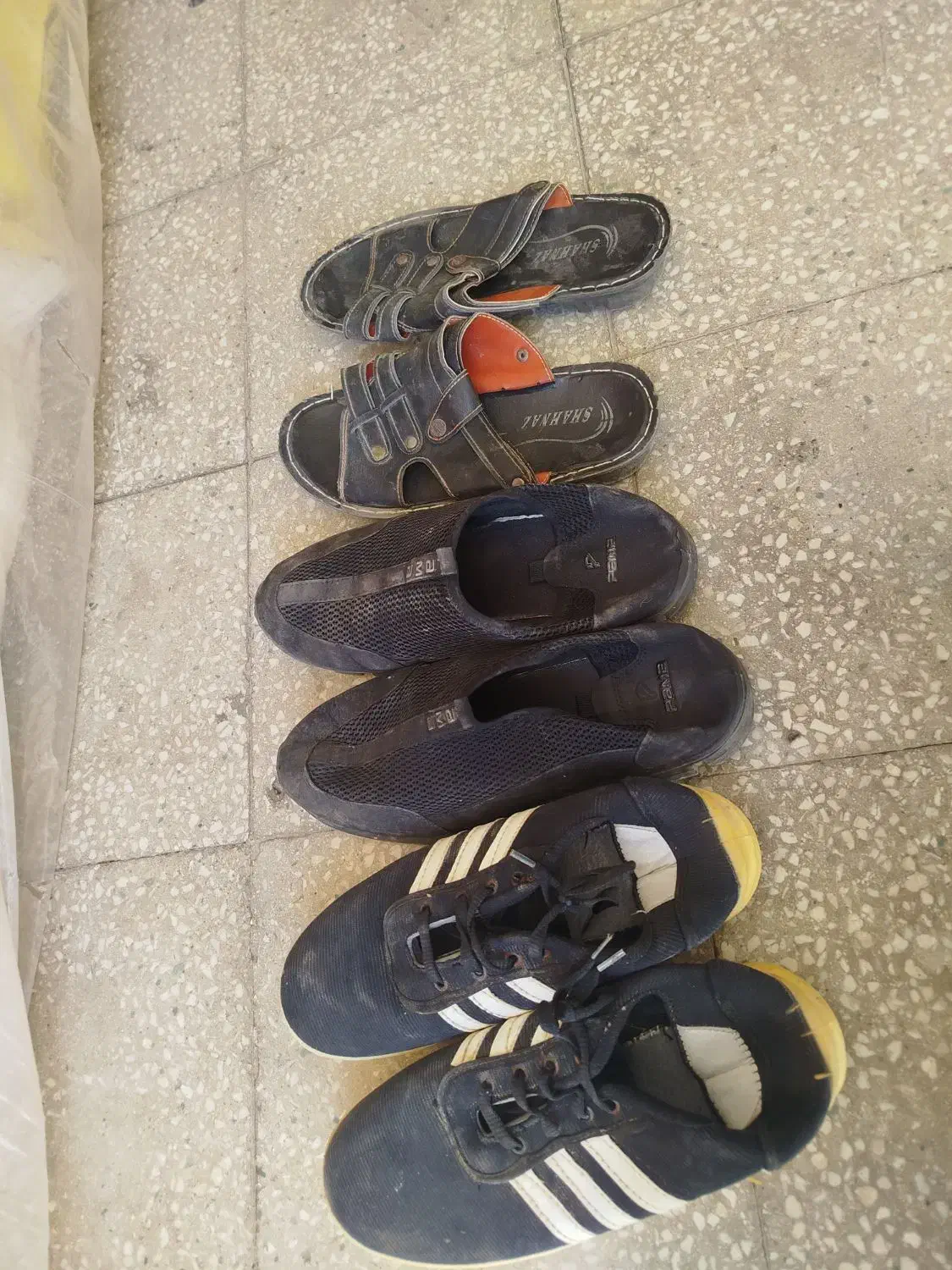 سه جفت کفش|کیف، کفش، کمربند|کاشان, قطب راوندی|دیوار