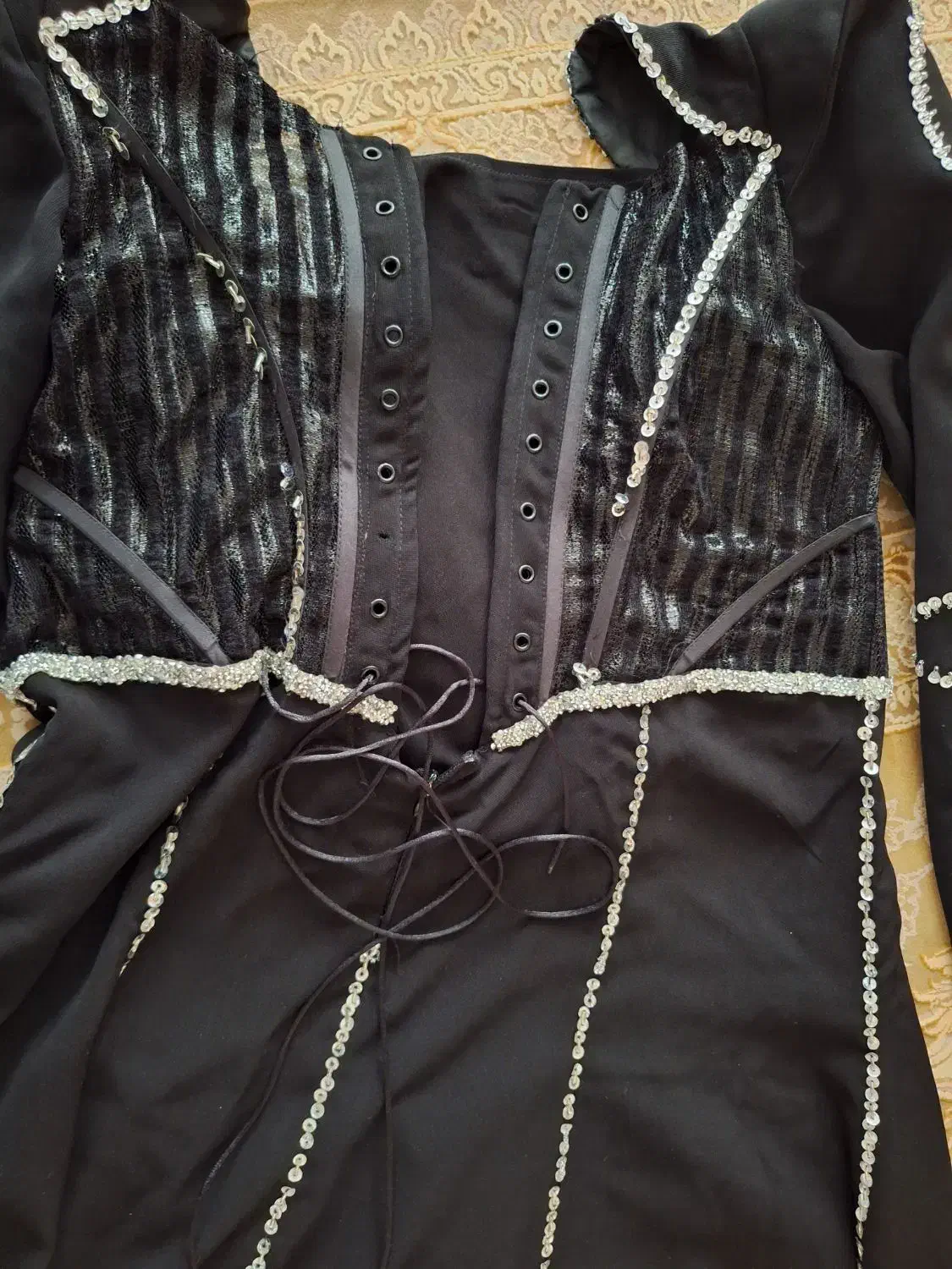 لباس مجلسی|لباس|نیشابور, گنبد سبز|دیوار