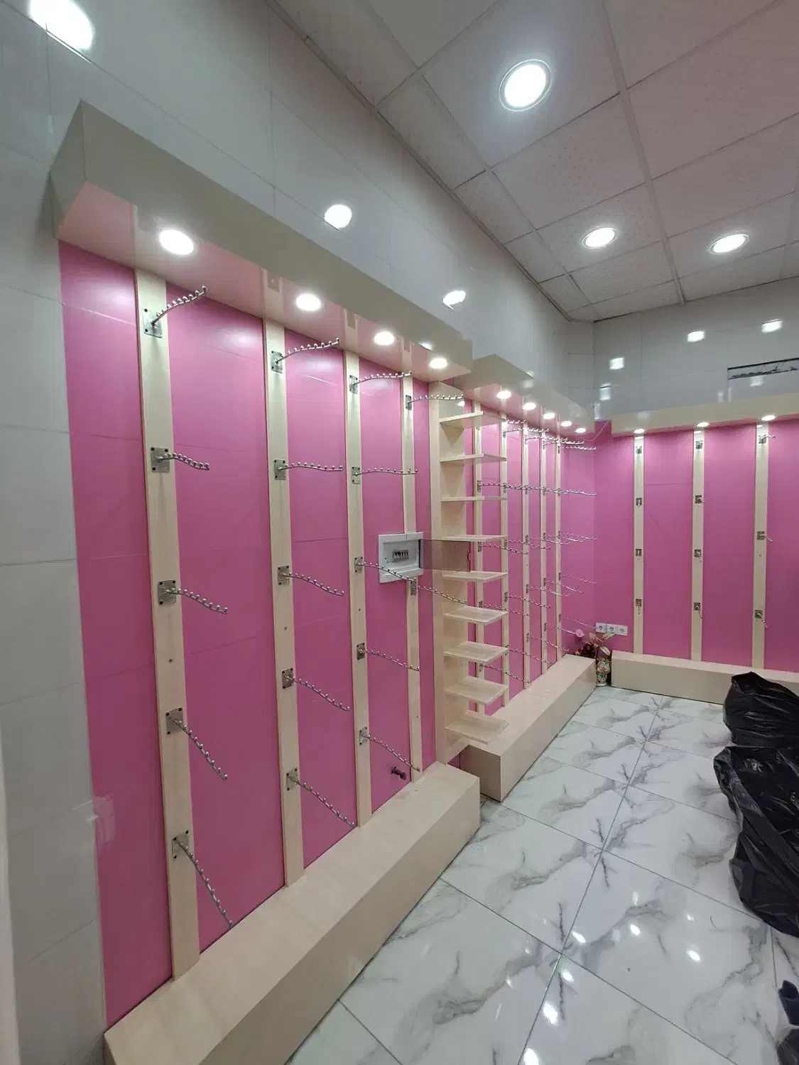 فروش فوری ویترین لباس زیر و پوشاک،|فروشگاه و مغازه|لاهیجان, طالقانی|دیوار