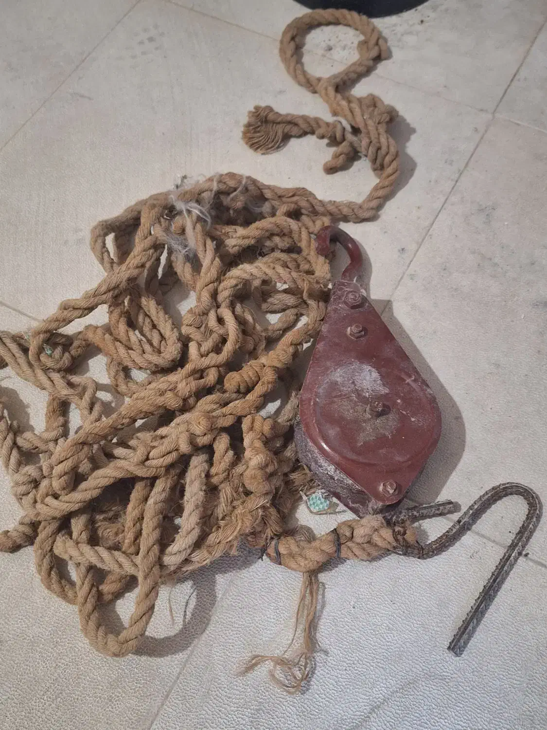 بشکه و تخته ی ۴ و ۳ متری کلاه ایمنی و قرقره بالابر|مصالح و تجهیزات ساختمان|رشت, حسین آباد|دیوار