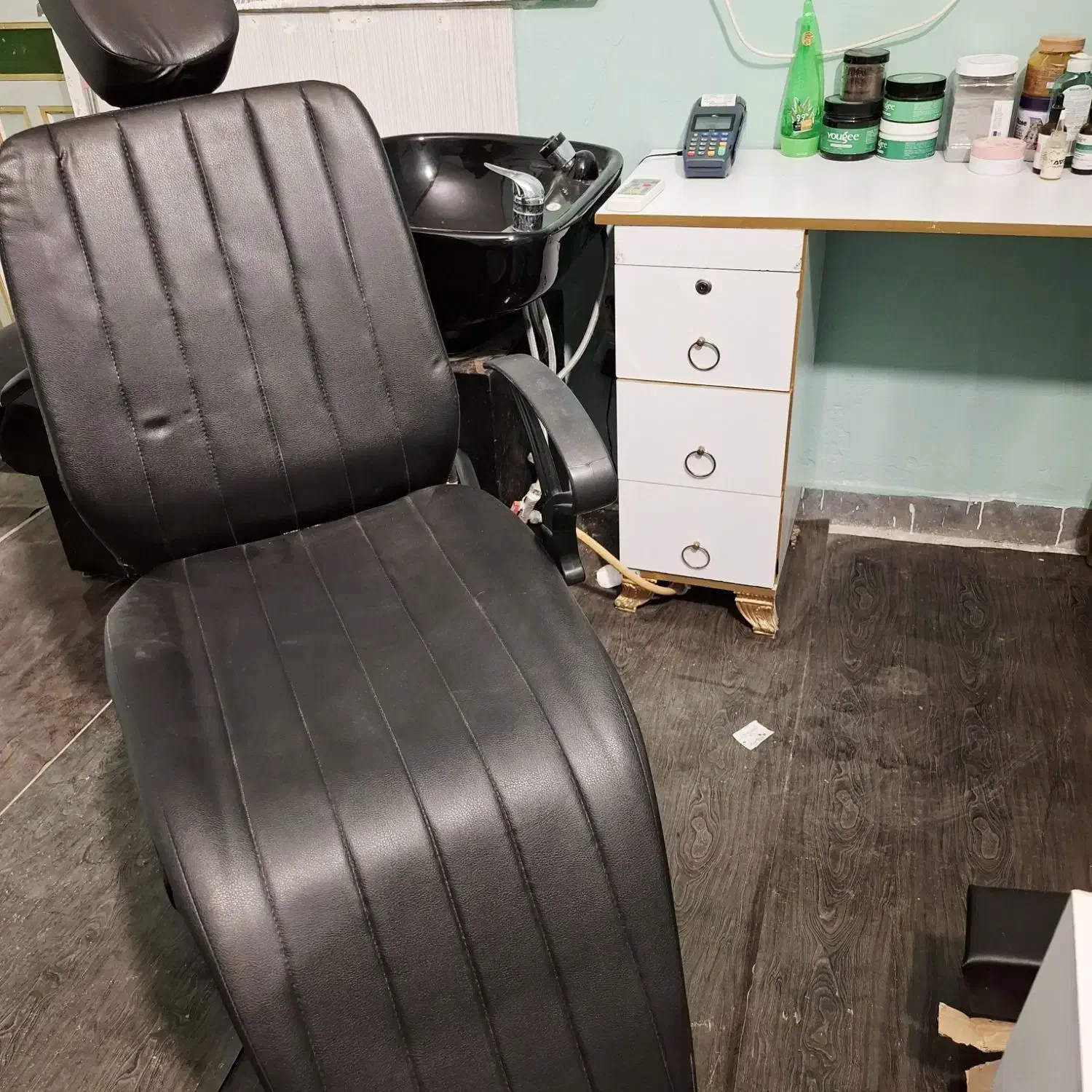 دوعددصندلی اصلاح،سرشور،میزناخن|آرایشگاه و سالن‌های زیبایی|چابهار, |دیوار