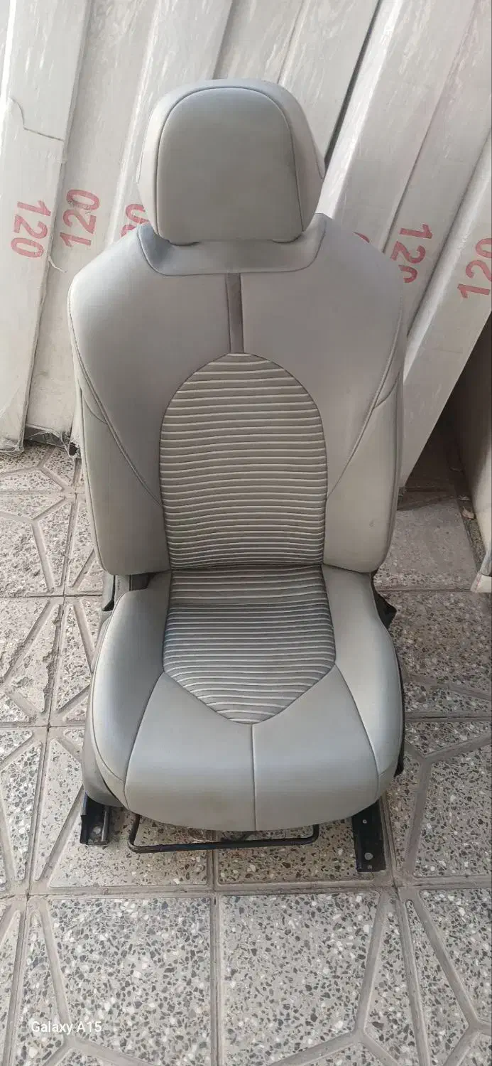 صندلی تویوتا مدل بالا باتودوزی چرمی|قطعات یدکی و لوازم جانبی|لنجان, |دیوار