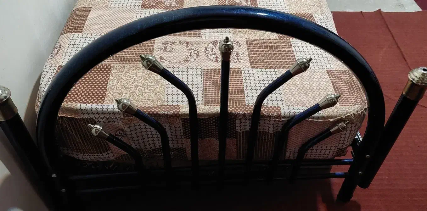 تخت فلزی صورمه ای یک نفره بدون تشک|تخت و سرویس خواب|بروجن, |دیوار