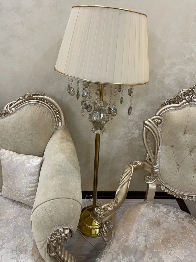 آباژور ایستاده کنار سالنی|چراغ خواب و آباژور|تهران, افسریه جنوبی|دیوار