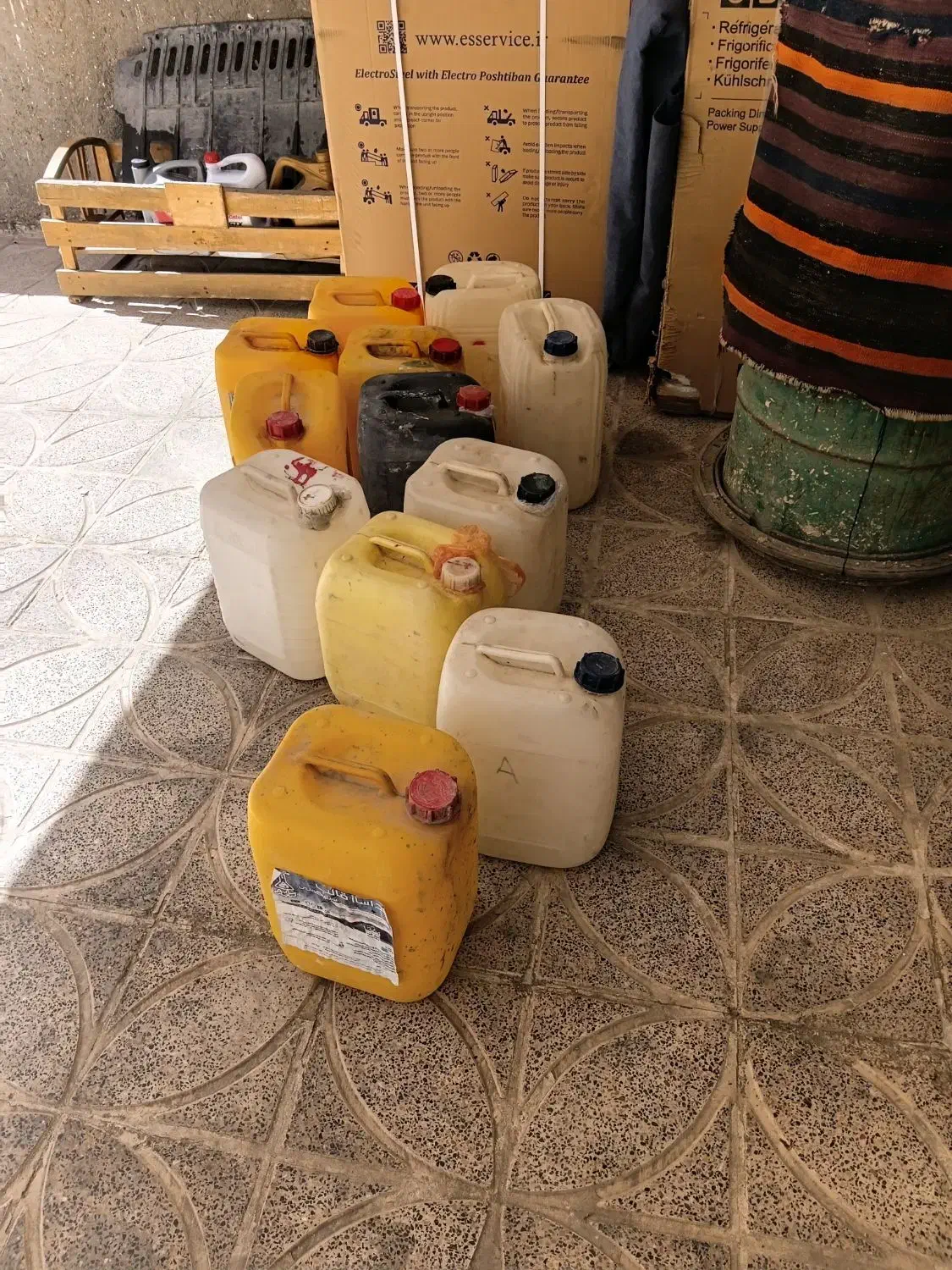 گالن نفتی|ظروف نگهدارنده، پلاستیکی، یک‌بارمصرف|بیرجند, |دیوار