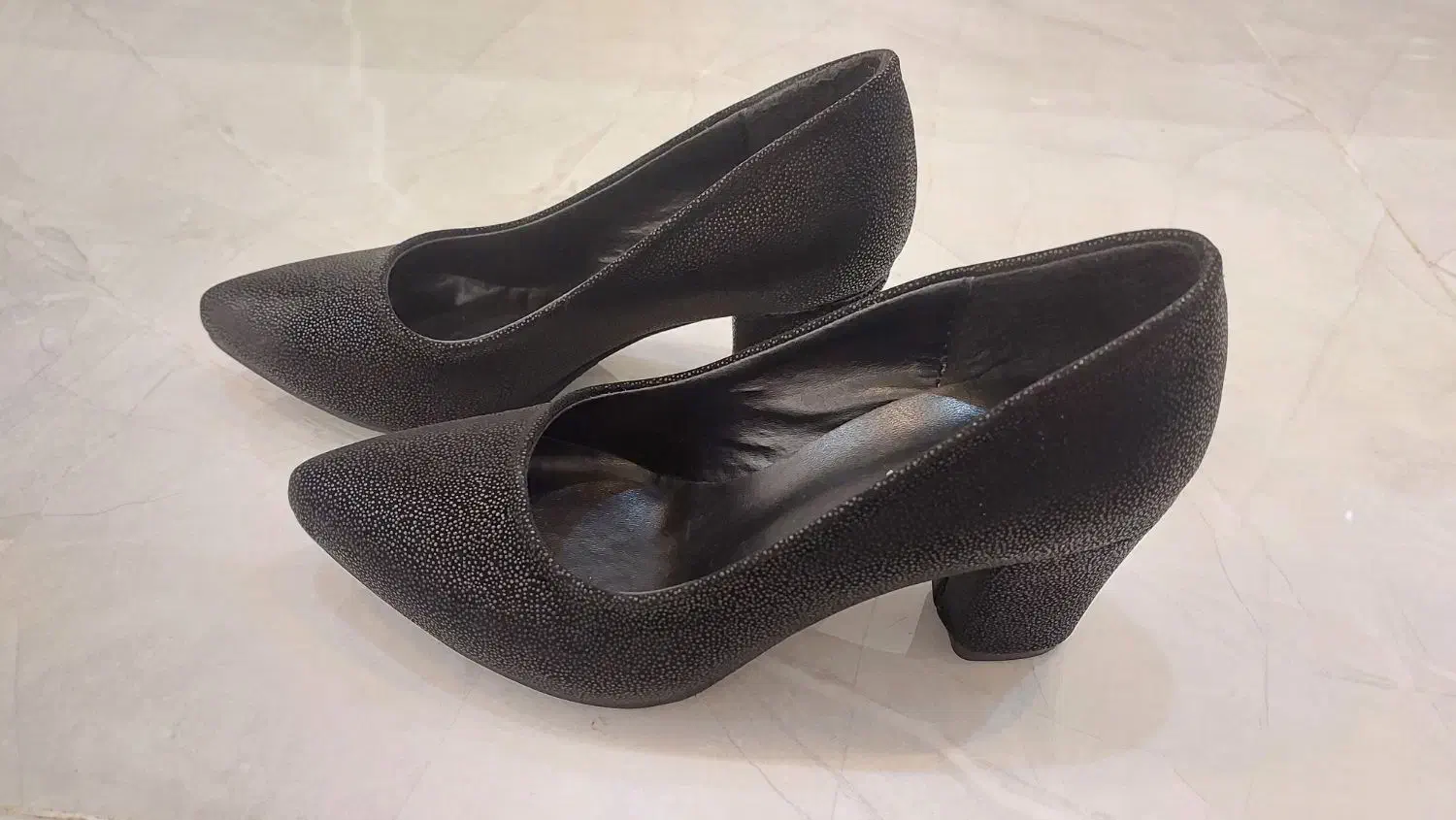 کفش مشکی|کیف، کفش، کمربند|سیاهکل, |دیوار