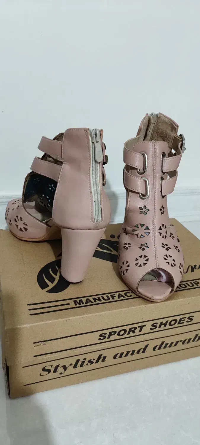 کفش مجلسی|کیف، کفش، کمربند|بومهن, |دیوار