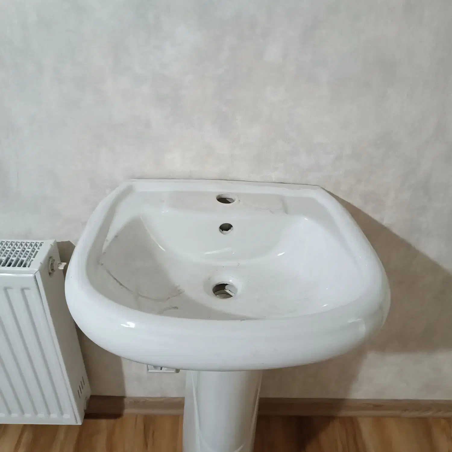 روشویی پایه دار سرامیکی|لوازم سرویس بهداشتی|شیراز, فرهنگ شهر|دیوار