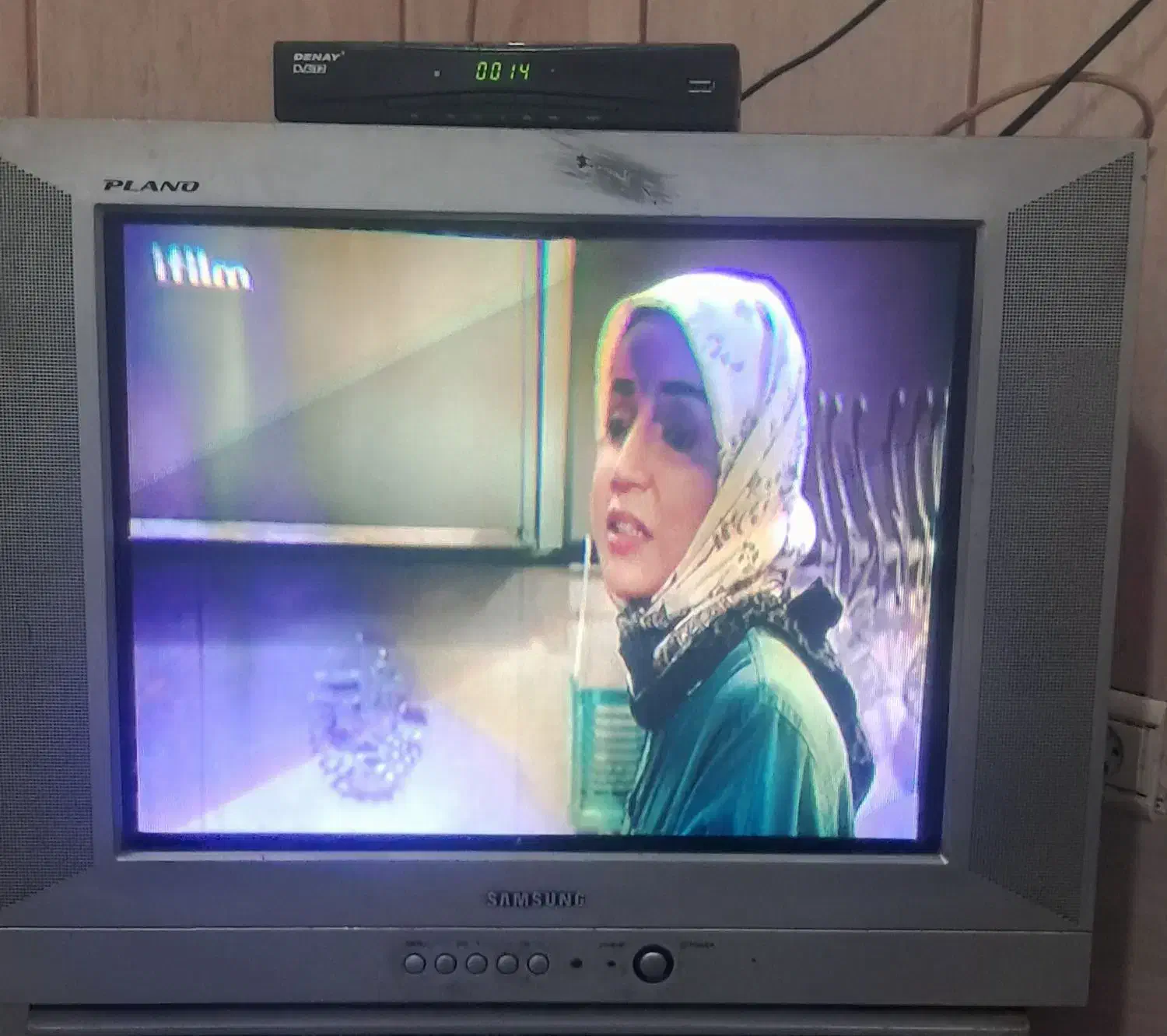 یک دستگاه گیرنده دیجیتال DENAY و یک تلوزیون|تلویزیون و پروژکتور|سیرجان, |دیوار