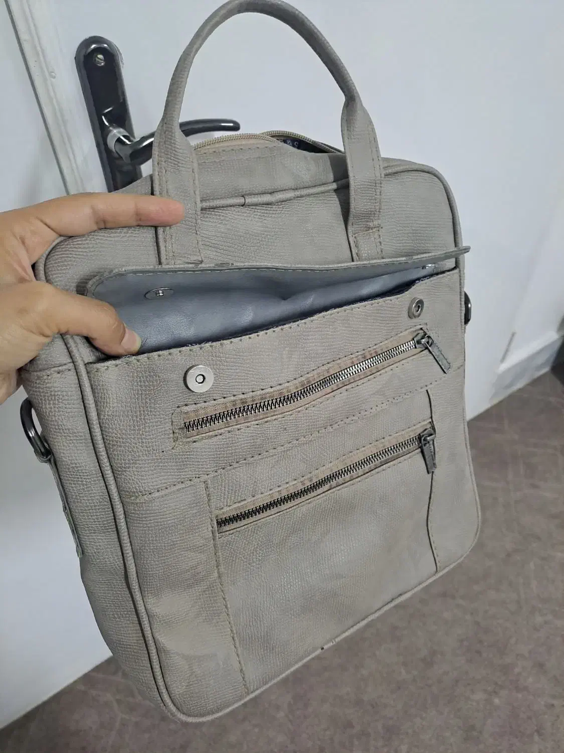 کیف دانشجویی|کیف، کفش، کمربند|گناباد, |دیوار