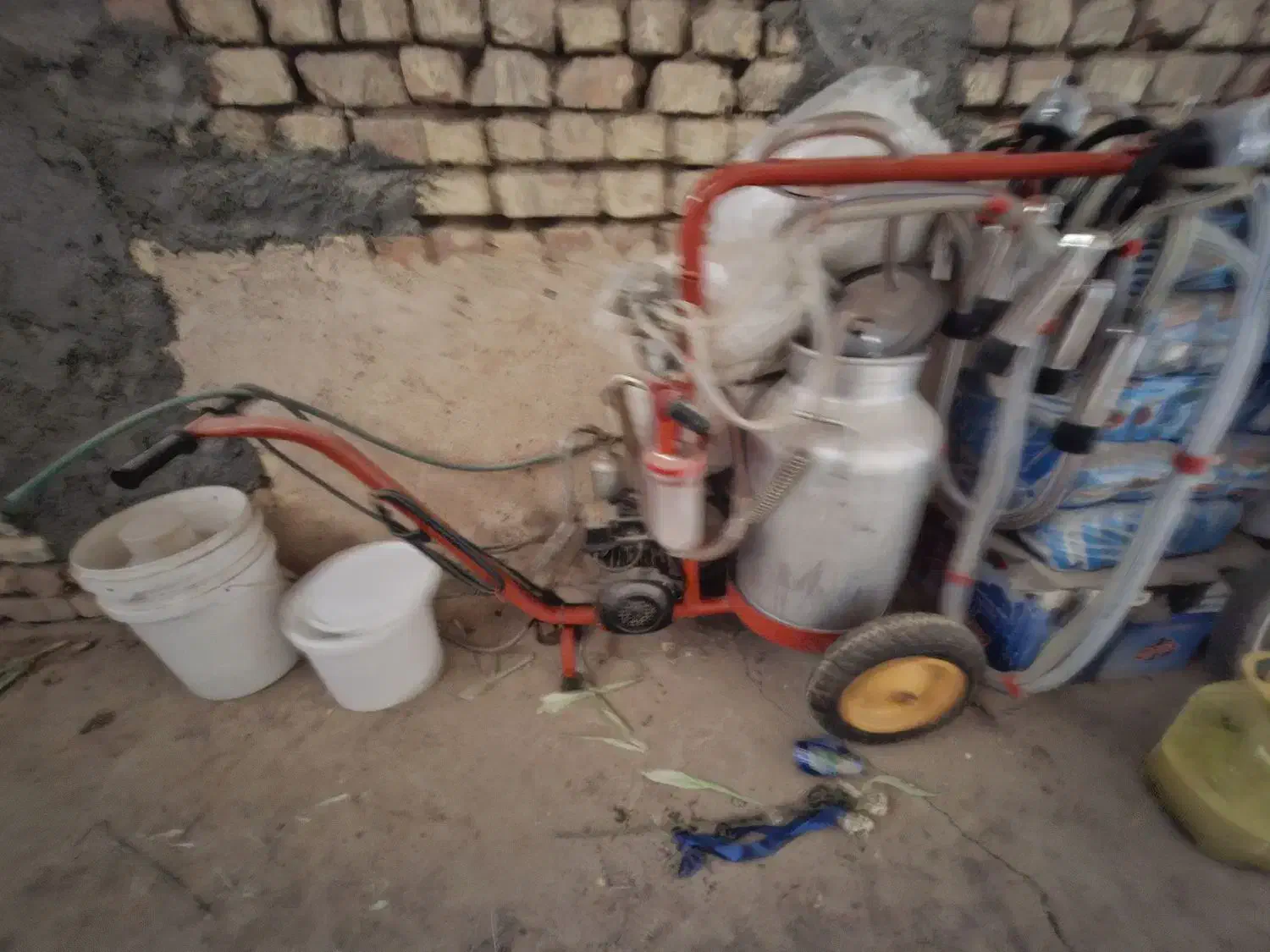 شیردوش دو واحدی در حد .سه ماه کار|ماشین‌آلات صنعتی|برخوار, |دیوار