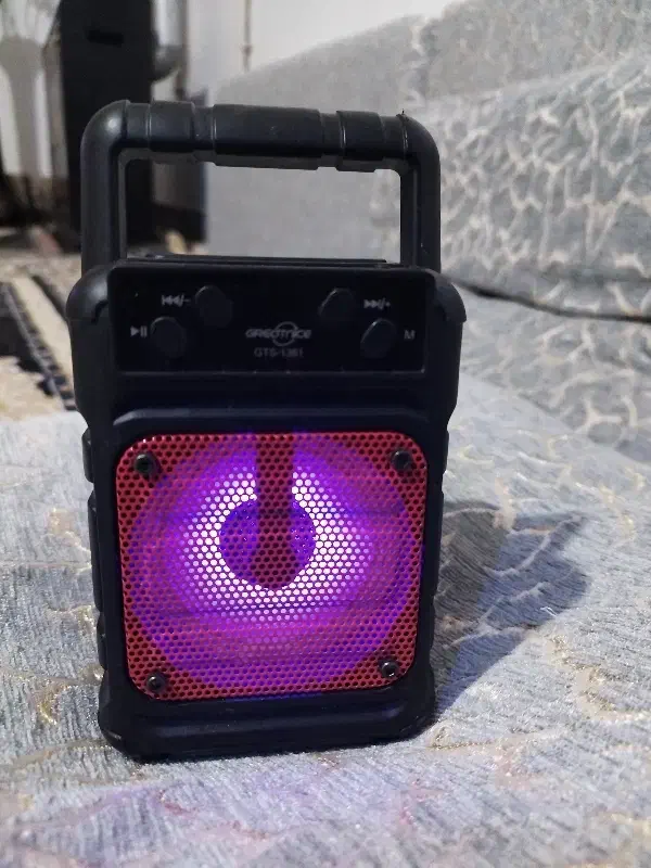 اسپیکر بلوتوثی و رم و فلش خور با رقص نور|پخش‌کننده همراه|بروجرد, |دیوار