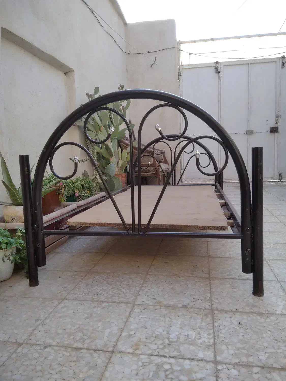 تخت یک نفره فلزی|تخت و سرویس خواب|قنوات, |دیوار