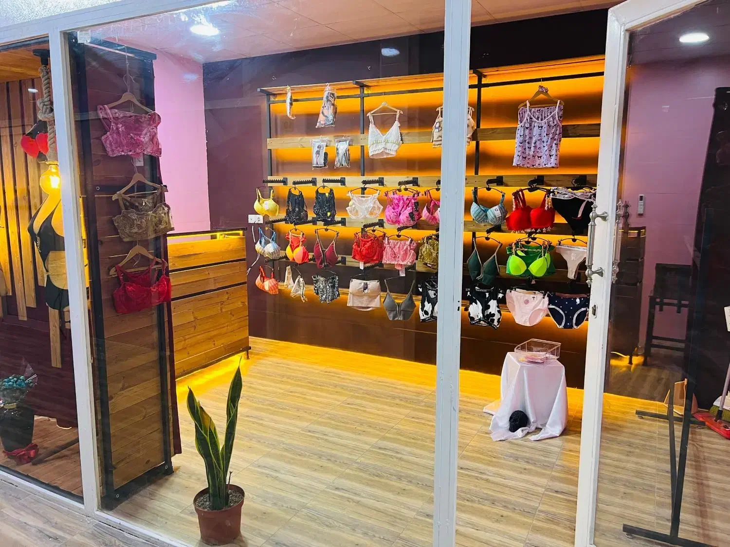 واگذاری مغازه کامل با پول پیش و کولر دو تیکه|لباس|بندر امام خمینی, |دیوار