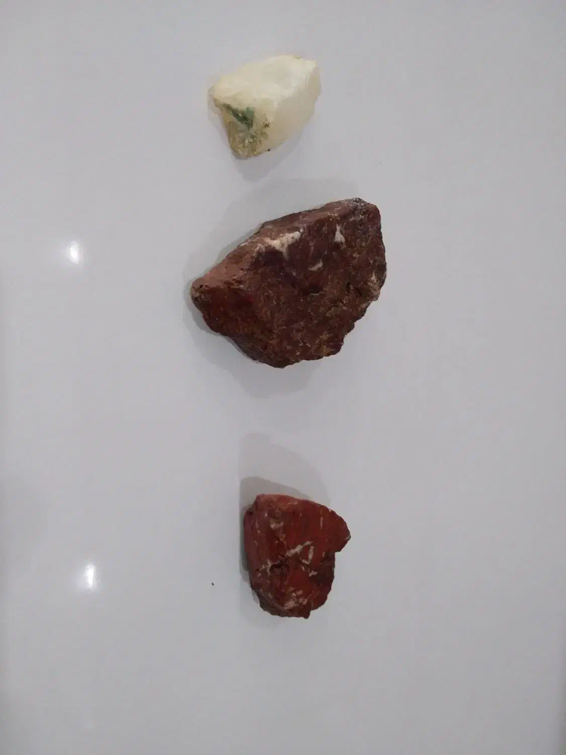 اولین سنگ سفید شب ها جلوی نور میده شبیه الماس و|جواهرات|سنندج, |دیوار