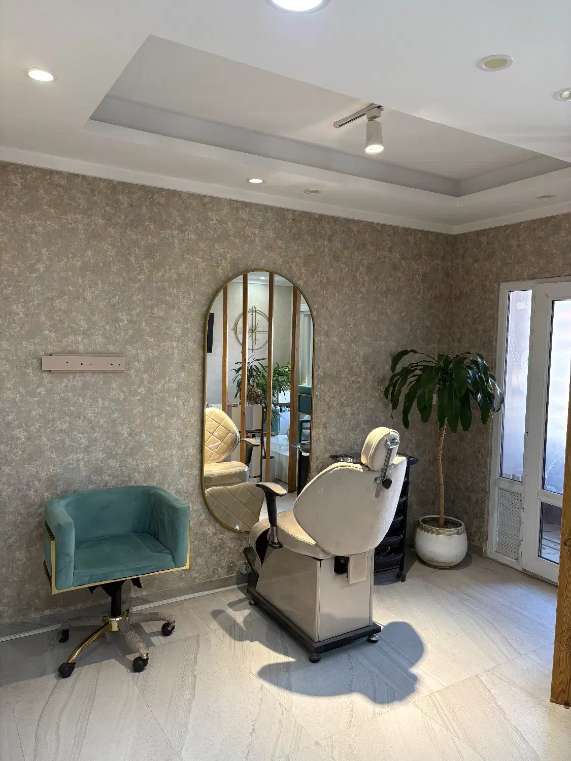 اجاره ی لاین آرایشی|خدمات آرایشگری و زیبایی|رشت, دیلمان|دیوار