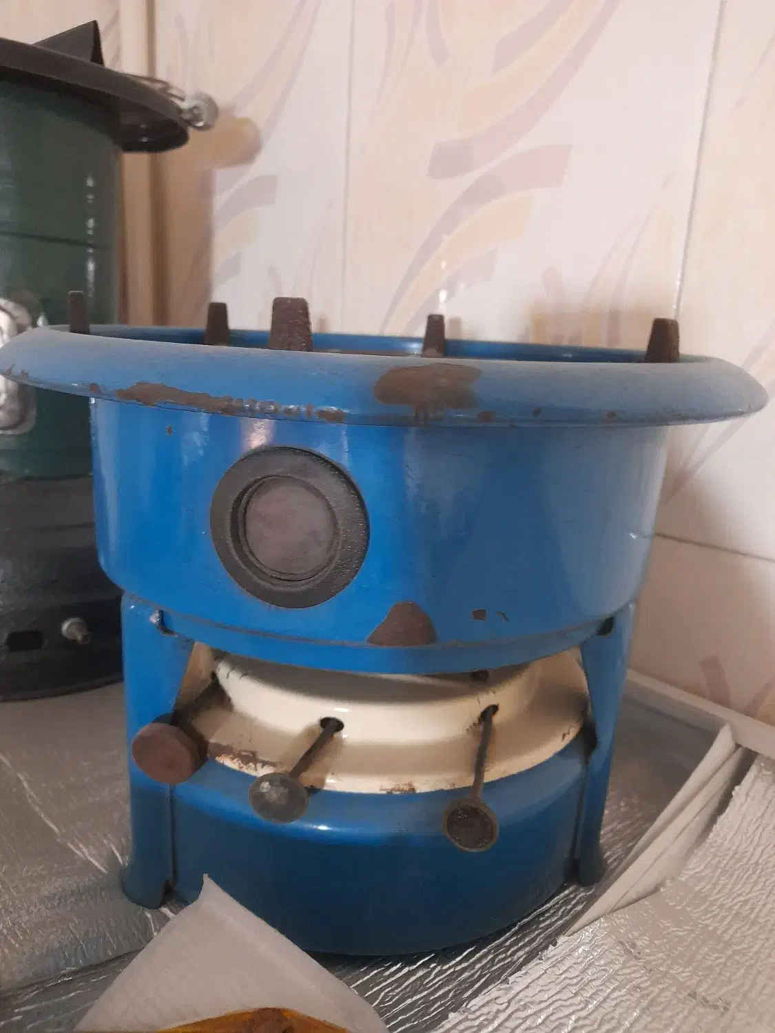 چراغ سه فیتیله ای و والر|کلکسیون اشیاء عتیقه|قم, چهار مردان|دیوار