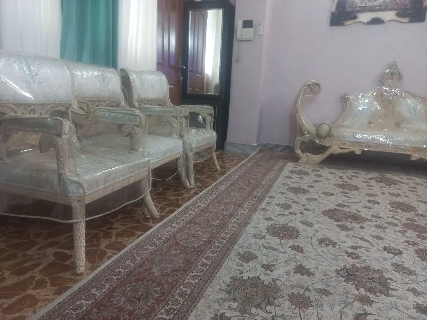 مبل کلاسیک سالم و تمیز|مبلمان خانگی و میز عسلی|بومهن, |دیوار