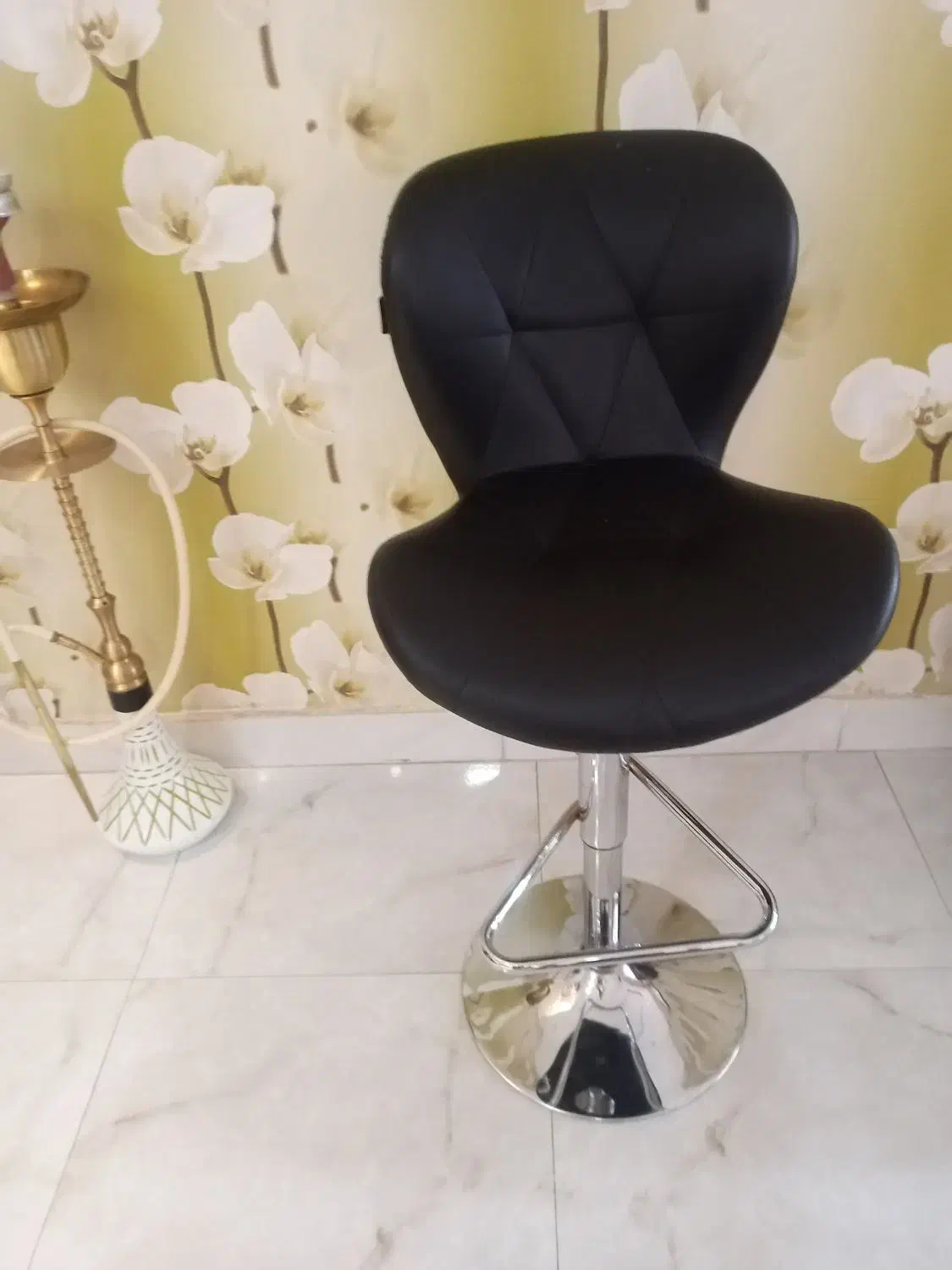 یک صندلی اپن نو چرم  ویک عدد صندلی اپن فرفورژه|صندلی و نیمکت|شیراز, قدوسی شرقی|دیوار