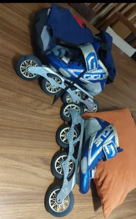 کفش اسکیت .چرخ ژله ای .|دوچرخه، اسکیت، اسکوتر|گنبد کاووس, |دیوار