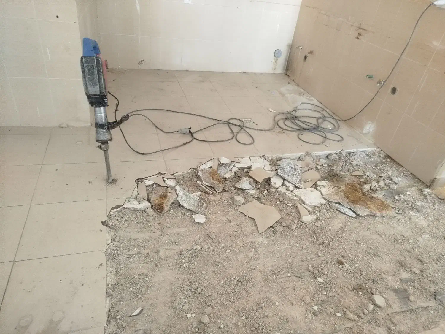 پیکور و دریل تخریب|خدمات پیشه و مهارت|صدرا-فارس, فاز ۱|دیوار