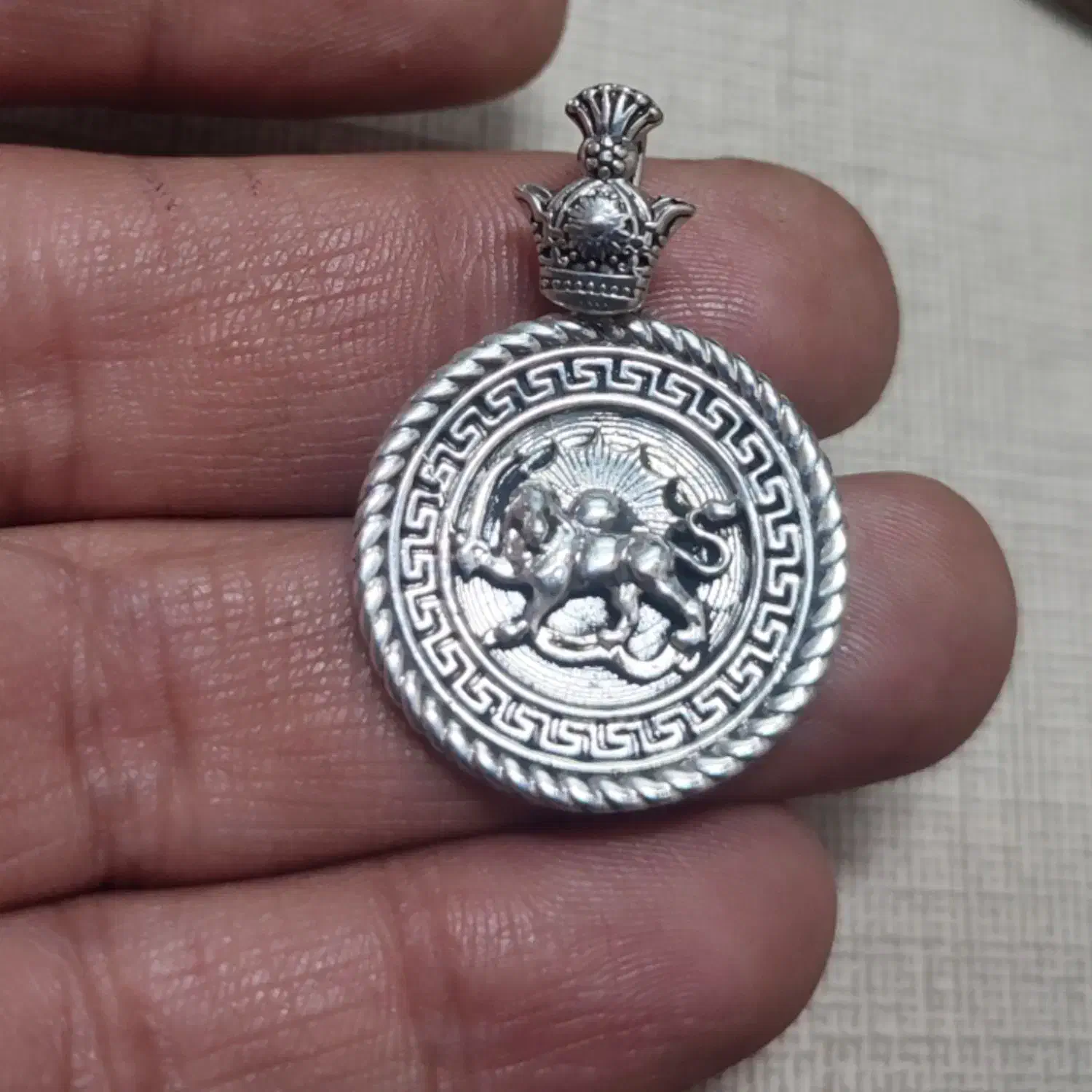 آویز نقره شیر و خورشید بسیار زیبا|بدلیجات|تهران, بازار|دیوار