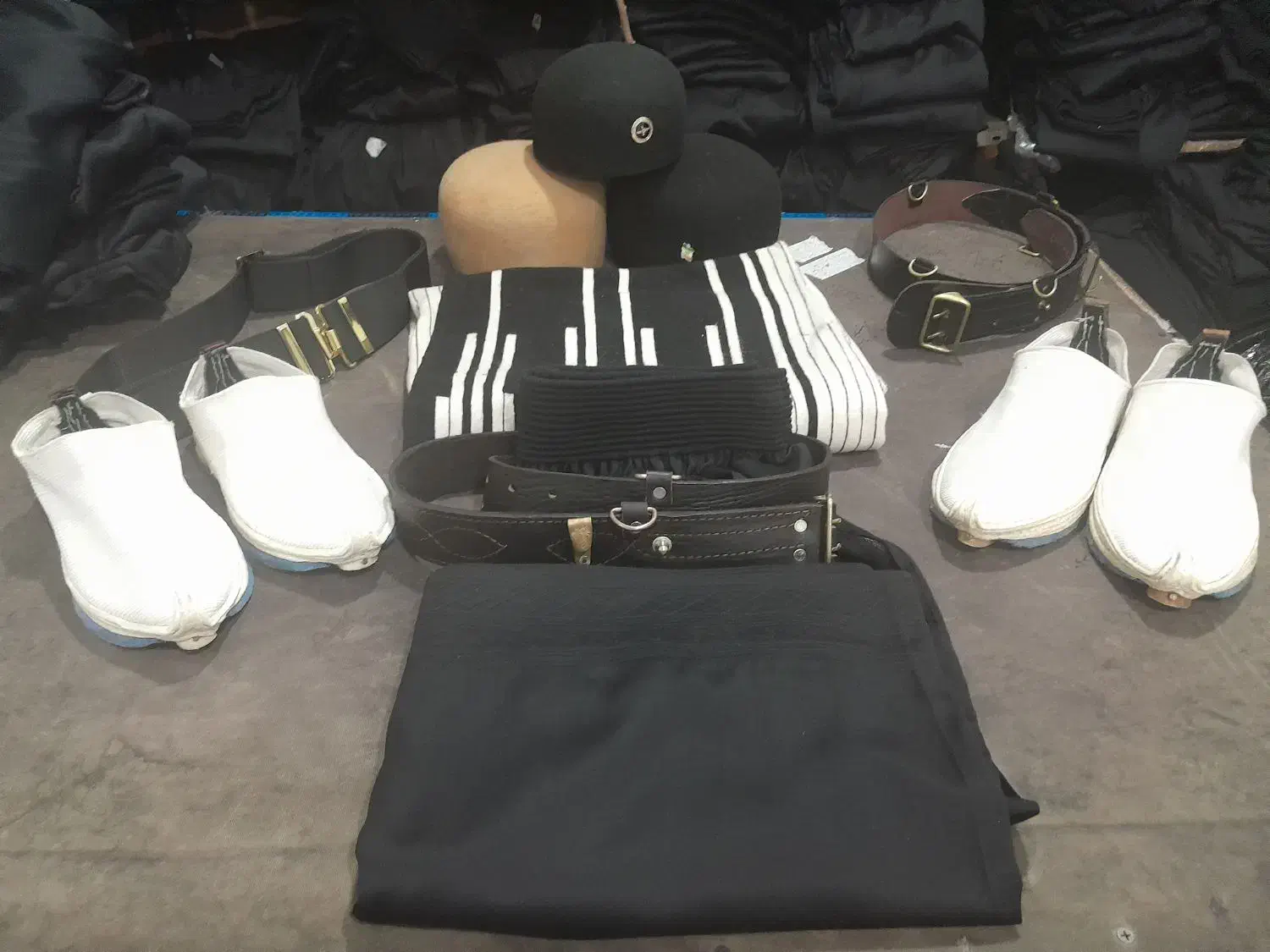 کلاه و چوقا و گیوه ملکی|لباس|فارسان, |دیوار