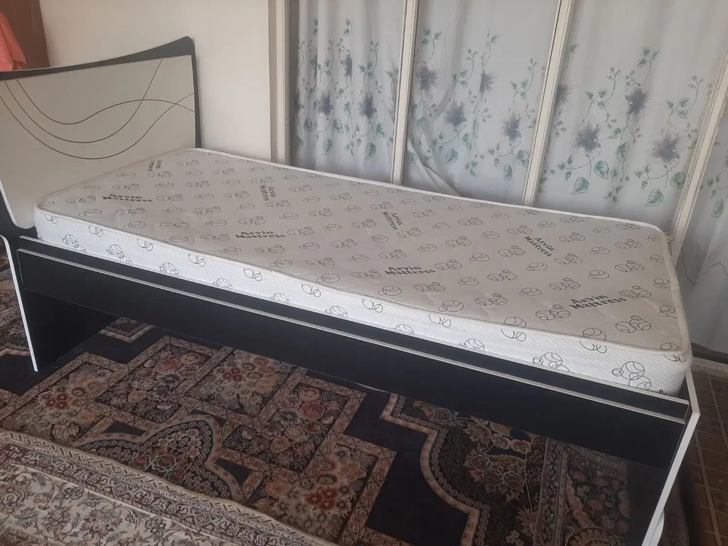 تختخواب تک نفره|تخت و سرویس خواب|ابریشم, |دیوار