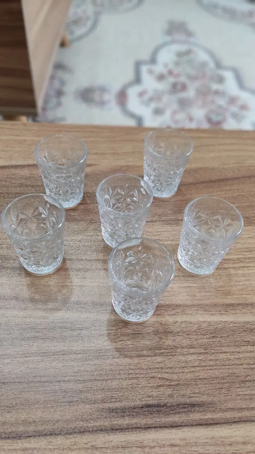 بطری بزرگ سالم  .پک کوچیک استکان|ظروف نگهدارنده، پلاستیکی، یک‌بارمصرف|کیش, |دیوار